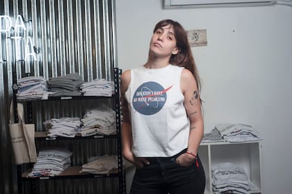 La Coneja China con una de sus primeras remeras impresas