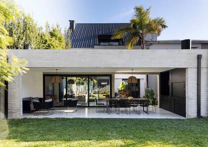 La conexión con el patio le da a esta galería un aspecto distinto y aireado: tiene una "espalda abierta" que la ilumina y le suma paisaje.