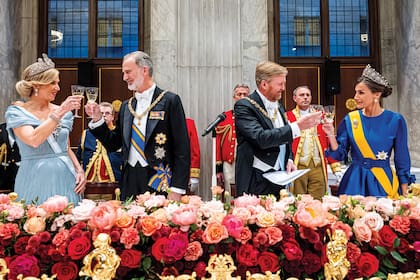 La conexión especial entre los reyes de los Países Bajos y los de España estuvo presente en todo momento durante esta visita de Estado y, en especial, en el momento de la cena, en el Palacio Real. En el salón del banquete, los monarcas brindaron tras los cálidos discursos que Guillermo y Felipe dieron antes de la cena. 