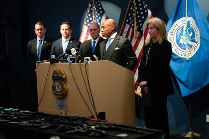 La conferencia de prensa fue convocada para anunciar la detención de 27 presuntos integrantes del Tren de Aragua, una banda criminal internacional que opera en Nueva York y otros estados