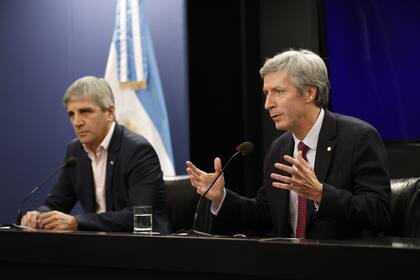 La conferencia de prensa que dieron el ministro de economía, Luis Caputo y el presidente del banco central, Santiago Bausili.