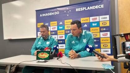 La conferencia en la que el DT Diniz y el manager Mattos anuncian que Valentín Gómez no se sumará a Cruzeiro