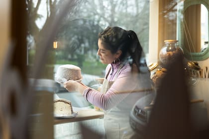 La confitería está frente a la plaza Libertad.