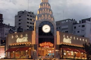 La confitería Manhattan, construida entre 1993 y 1995; su cúpula imitaba al clásico edificio Chrysler, en Nueva York