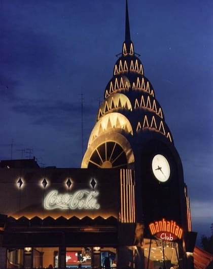 La confitería Manhattan se convirtió en un ícono de Belgrano en los 90, con una cúpula que imitaba la del edificio Chrysler en Nueva York
