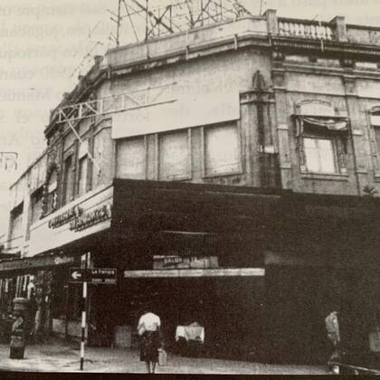 La confitería Salamanca, a fines de los 70, en la misma esquina de Cabildo y La Pampa, en donde se ubicó el café Manhattan