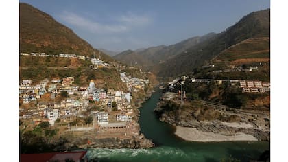La confluencia de los ríos Alaknanda y Bhagirathi forman el río Ganges en Devprayag