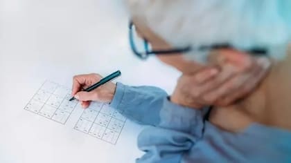 La confusión mental se encuentra entre los síntomas de la encefalopatía hepática