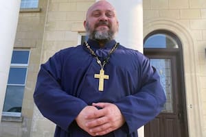 La congregación del padre Moses McPherson triplicó su tamaño en 18 meses y tiene muchos seguidores online