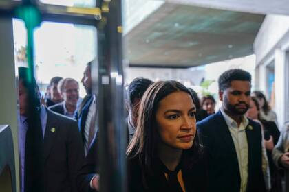 La congresista demócrata Alexandria Ocasio-Cortez, en el Museo de la Memoria y los Derechos Humanos en Santiago de Chile, el 17 de agosto de 2023. (AP Foto/Esteban Felix)