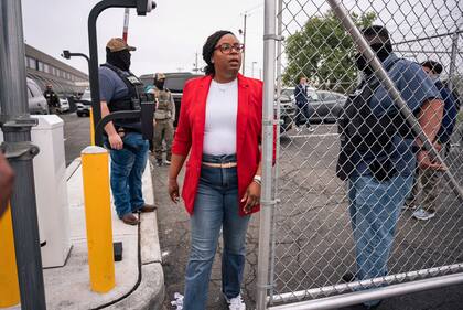 La congresista demócrata LaMonica McIver frente al centro de detención Delancey Hall en Newark, Nueva Jersey, el 9 de mayo del 2025. (AP foto/Angelina Katsanis)