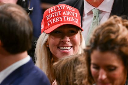 La congresista Marjorie Taylor Greene, con una gorra MAGA que dice "Trump tenía razón en todo".