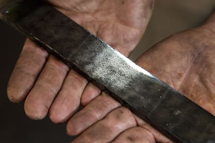 La conjunción de acero blanco con acero negro es lo que le quita el sueño al cuchillero.