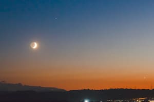 La conjunción entre Saturno y la Luna ilumina el cielo en enero de 2026