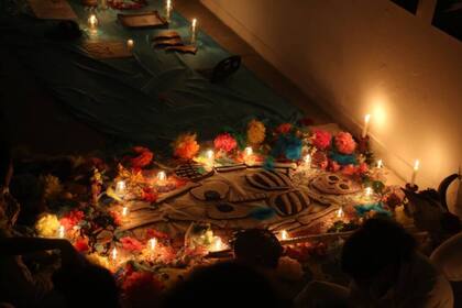 La conmemoración del Día de los Muertos presenta altares y ofrendas en los hogares y cementerios de EE.UU.