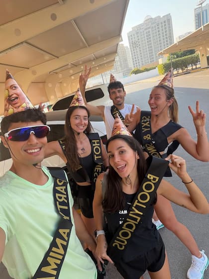 La conmemoración se destacó por elementos distintivos como gorros de fiesta adornados con su imagen y una pelota de tenis (Foto: Instagram/@paulabadosa)