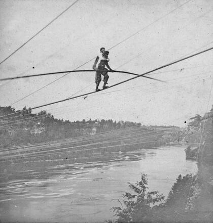 La consagración de Blondin fue cuando llevó a su representante sobre sus hombros, atravesando el Niágara.