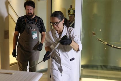 La conservadora y curadora del Museo Histórico Nacional, María Paula Olavarrieta, acompañada por Aníbal Garrido, entregaron la reliquia a los granaderos