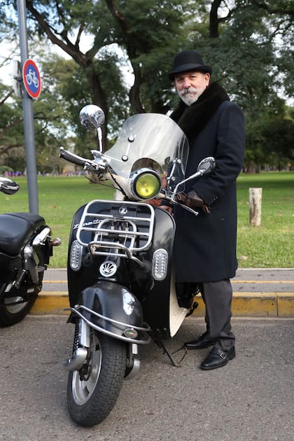 La consigna para los motociclistas era ir vestidos "como caballeros", bien elegantes con sus motos clásicas o vintage. Uno de ellos fue Pablo, con su Zanella 150