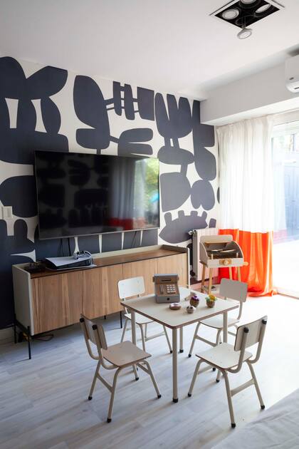 La consola de Talleres Sustentables se integra a la perfección con el juego de mesa y sillas de colegio, diseño de Larrosa. Los juguetes Montessori se eligieron a tono con el mobiliario.