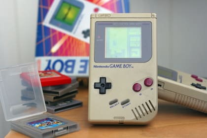 A 30 años de su lanzamiento, la consola portátil Game Boy de Nintendo sigue cautivando a nuevos usuarios 