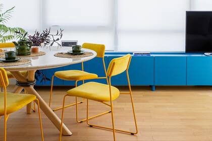 La consola, realizada en dos partes para que fuera más práctica, tiene acabado de laca mate 'Amalfi SW 6783' (Sherwin-Williams).