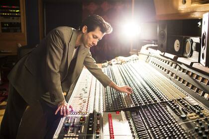 Mark Ronson, el productor estrella, viene con un nuevo proyecto junto al cantante de Tame Impala