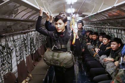 La consorte real a punto de realizar un salto en paracaídas