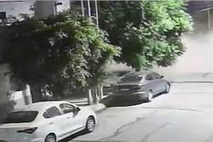 Video: así fue el momento en el que se derrumbó un galpón y aplastó un Mercedes Benz de colección