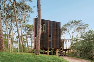 Una cabaña práctica y moderna en medio del bosque y muy cerca del mar