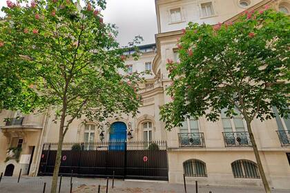 La construcción data del año 1912 y es una obra del arquitecto René Sergent. La espectacular fachada del edificio tiene 35 metros y está ubicado sobre la calle Emile Deschanel