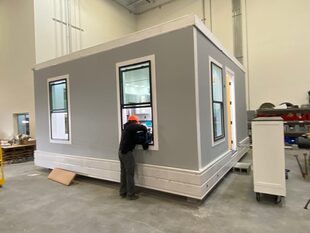 La construcción de cada casa tarda en promedio siete meses pero apenas toma una tarde en instalarla en su destino final