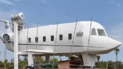 La construcción de la "casa avión" causó revuelo en Siem Reap, donde vive (Foto: YouTube: Mr Cooking)