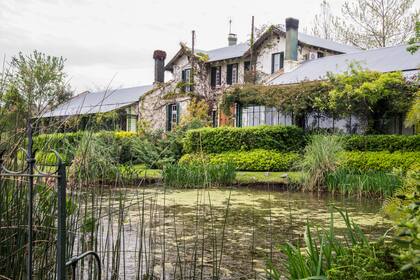 La construcción de la casa fue inspirada en las casas inglesas de los 900, con todos los toques contemporáneos de una propuesta hotelera que no resigna calidez.