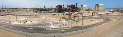 La construcción de la planta de GNL demandó una inversión de US$3800 millones (equivalentes a US$5600 millones actuales)