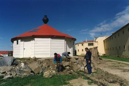 La construcción de la réplica del faro San Juan de Salvamento en el Museo Marítimo de Ushuaia en 1997