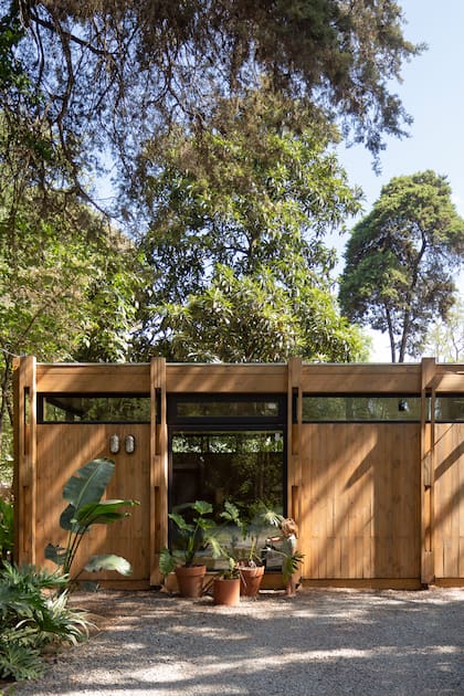 La construcción de madera se integra al entorno.