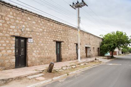 La construcción de piedra cortada a mano y juntas tomadas en cemento, sobre la calle Carlos S. Menem y Coronel Barros, vio nacer y crecer al ex presidente.
