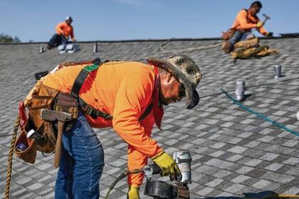 La construcción de techos es un oficio riesgoso