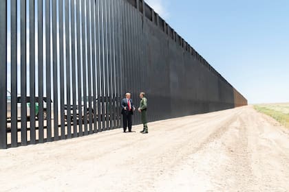 La construcción de un nuevo tipo de muro fronterizo fue una de las propuestas emblemáticas del expresidente Donald Trump