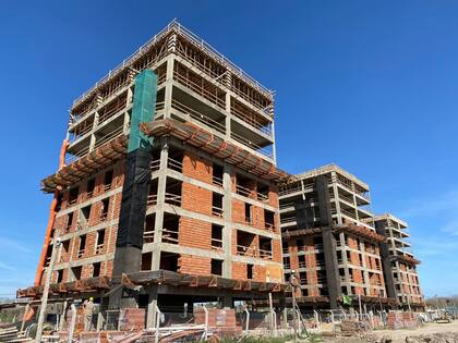 La construcción enfrenta un panorama mixto, con proyectos públicos paralizados por el ajuste y costos en dólares al alza, mientras el mercado inmobiliario encuentra impulso en los créditos hipotecarios y el blanqueo de capitales