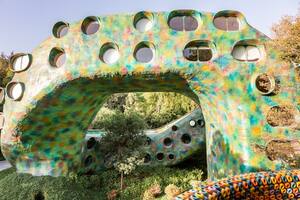 La construcción es obra del arquitecto Javier Senosiain y sus habitaciones se alquilan a turistas