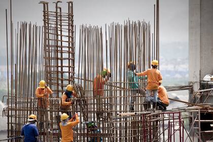 El costo de construcción medido en dólares sube 13.1% en 2024