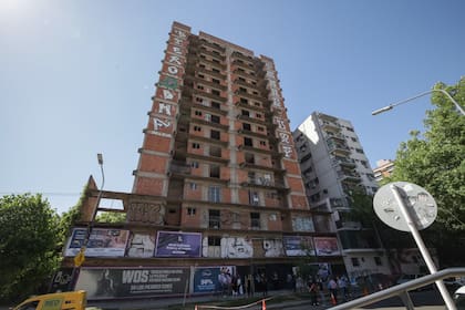 La construcción está cerca de las estaciones de tren Coghlan, Belgrano R y Drago, a diez cuadras del Metrobus de la avenida Cabildo y del Subte D