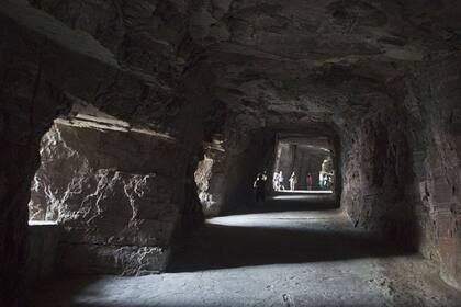 La construcción, hecha por ungrupo de aldeanos de Guoliang, tiene 1,3 kilómetros de longitud, 5 metros de alto y unos 4 metros de ancho