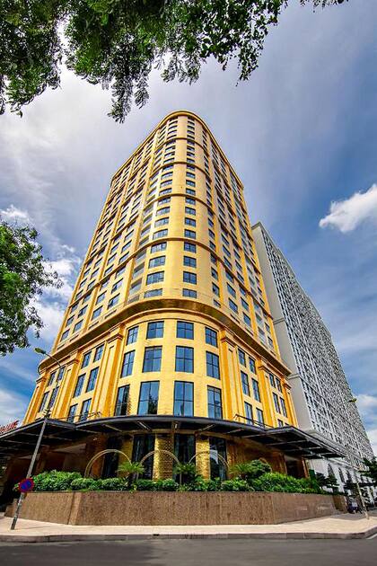 La construcción se destaca por su exterior de 120.000 m² completamente recubierto con baldosas bañadas en oro