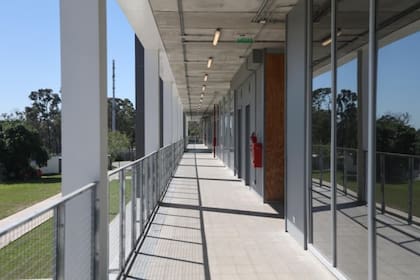 La construcción se destaca por sus amplios espacios, muchos de ellos contextualizados por grandes ventanales que le otorgan excelente luminosidad.