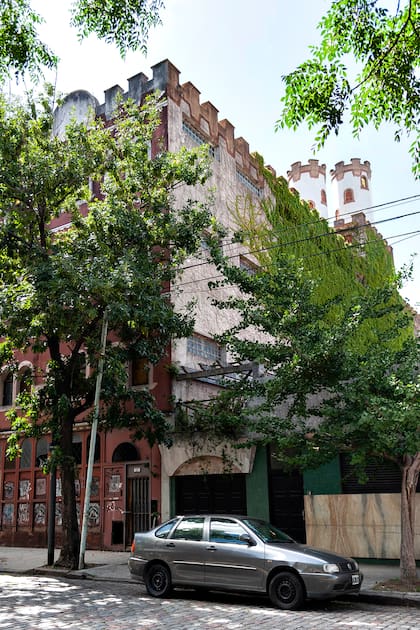 La construcción tiene frente sobre la calle Darwin 1251