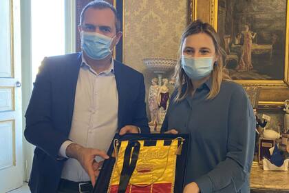 La cónsul Ana Tito con el alcalde de Nápoles Luigi de Magistris