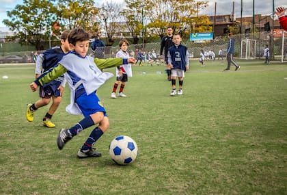La consulta de unos amigos acerca de adónde podían mandar a sus hijos a aprender a jugar al fútbol fue el puntapié inicial del negocio.